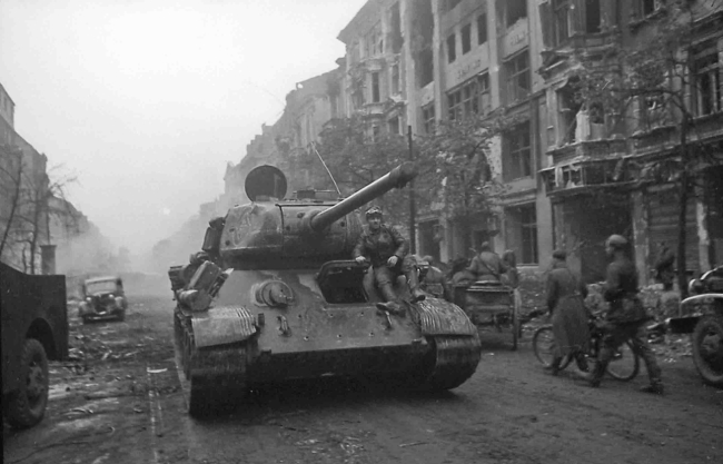 İkinci Dünya Savaşı sırasında da tanklar ve zırhlılar Avrupa'da kritik görevler üstlenmişti.